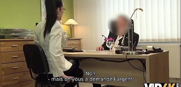  VIP4K. Un étranger, qui travaille dans un bureau de prêt, satisfait une fille pour le sexe